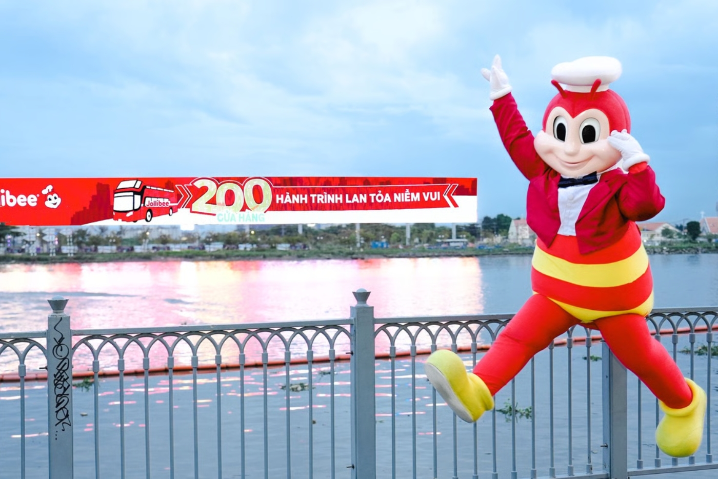 Thiết kế Mascot chú ong vui vẻ của Jollibee ghi dấu ấn trong lòng khách hàng.jpg