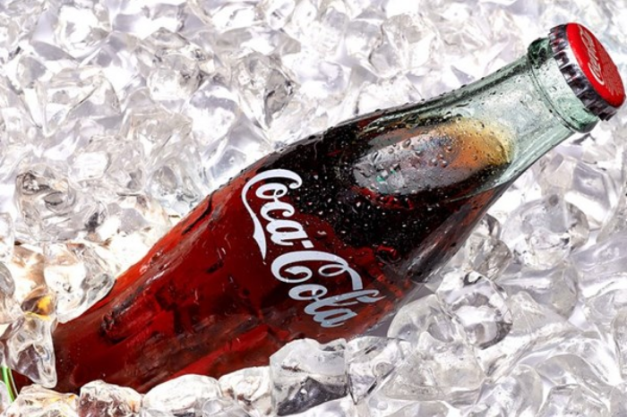 Coca-Cola: Nổi tiếng với thiết kế bao bì chai thủy tinh uốn lượn kinh điển