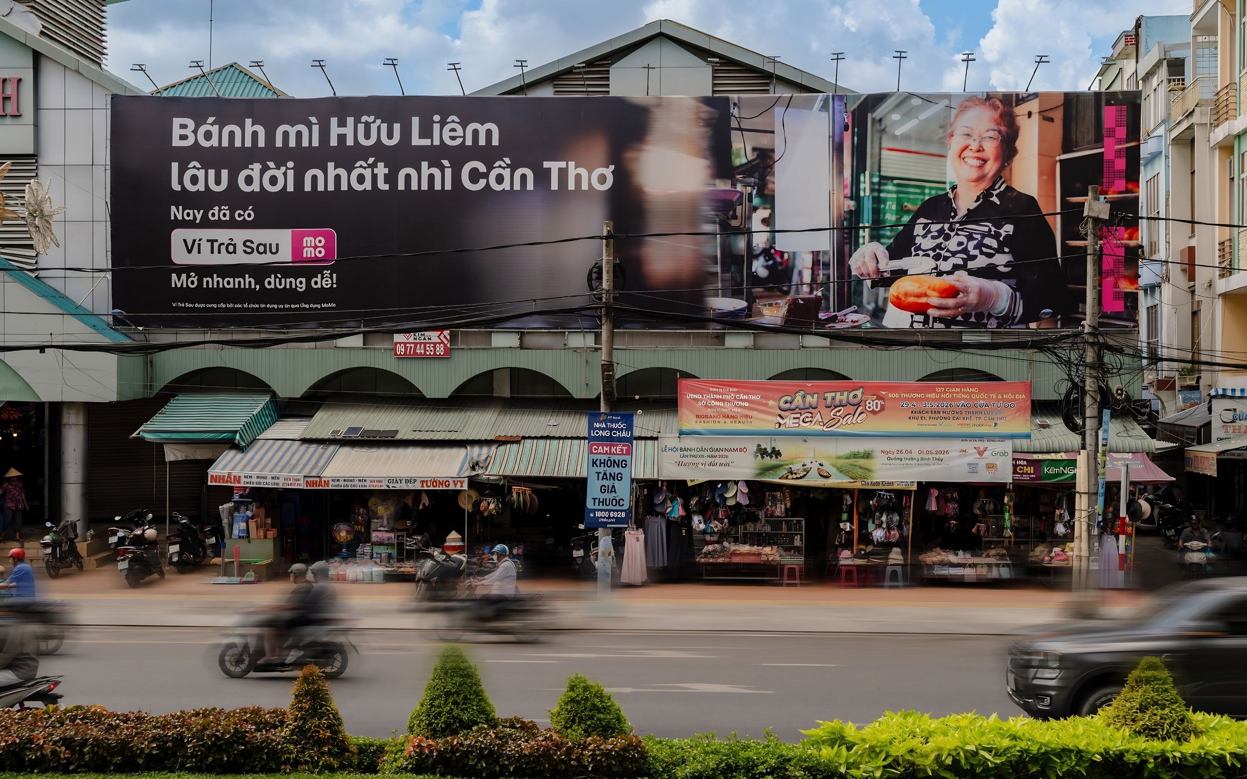 Độc lạ chiến dịch OOH MoMo: Đưa hàng quán bình dân lên quảng cáo đắt giá